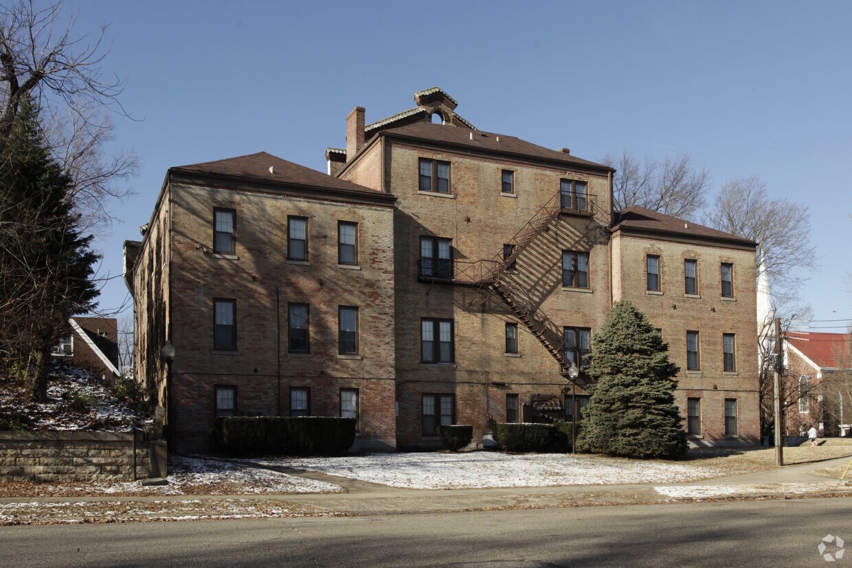 Foto del edificio - 719 Cedar Grove Ter