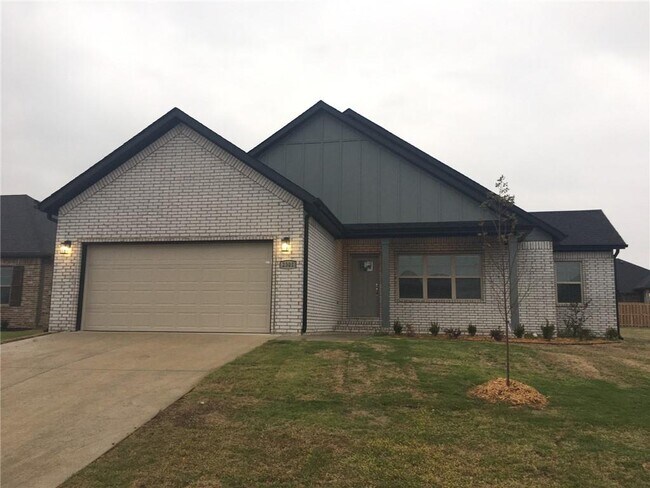 Building Photo - 2301 Elisabeth Ct