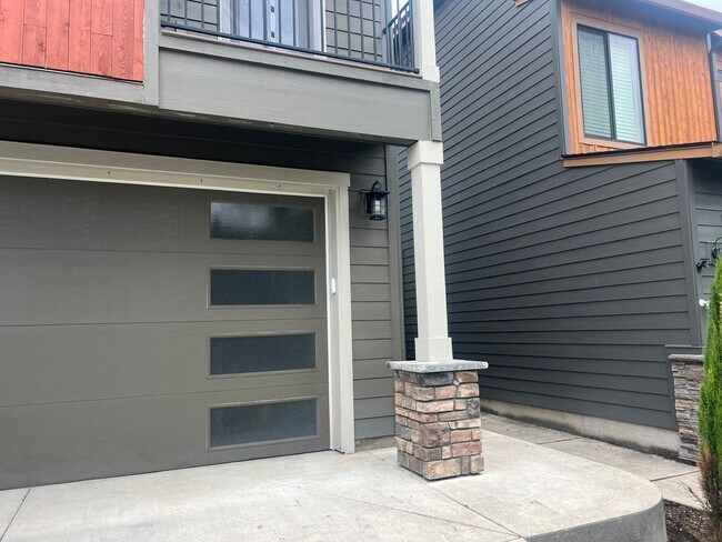 Foto del edificio - Beautiful, modern 2-story home near Hockin...