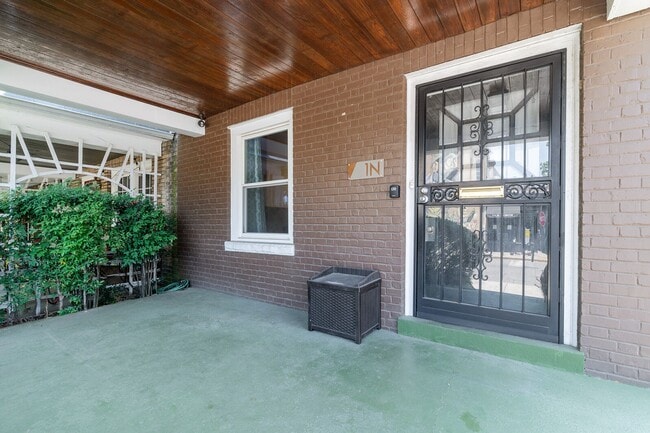 Foto del edificio - Classic Fan Rowhome for Lease