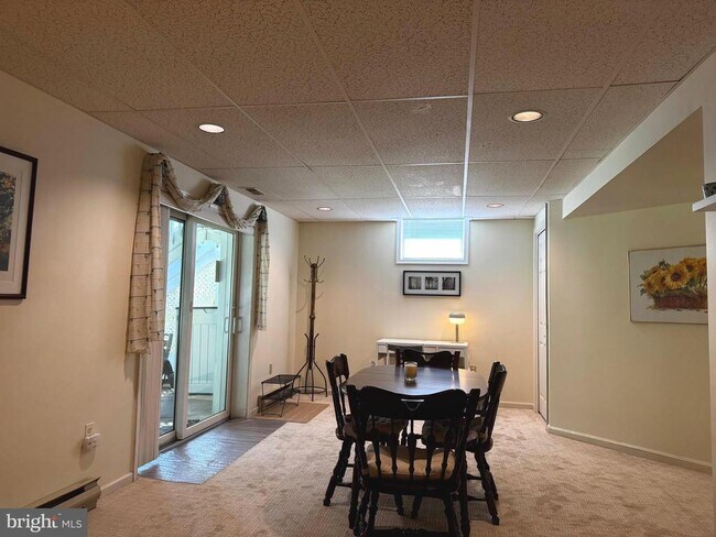 Foto del edificio - 8268 Rippling Branch Rd