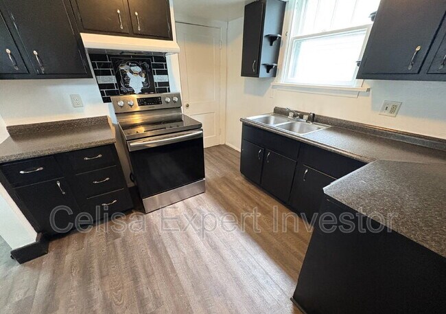 Foto del edificio - 2121 Riedmiller Ave