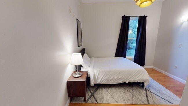 Building Photo - Queen room in 5-bed/2.5-bath Home