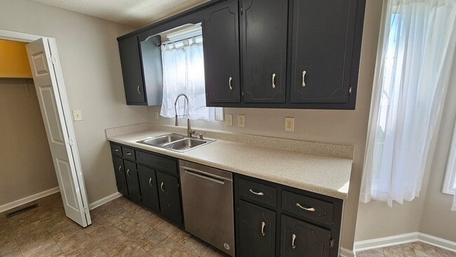 Building Photo - Close to Post! Cul-de-sac! NO CARPET! 3 bed 2 bath with large Fenced in backyard!