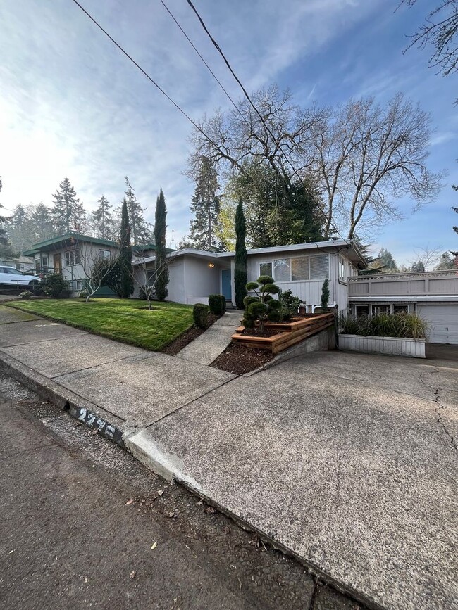 Building Photo - Beautiful mid-century modern home