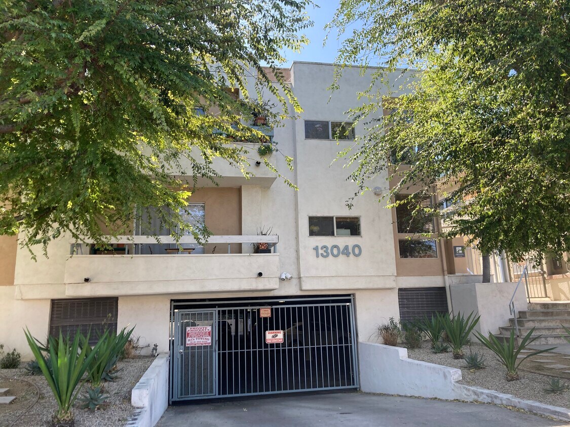 Encantador edificio City! en estudio. - 13040 Moorpark St