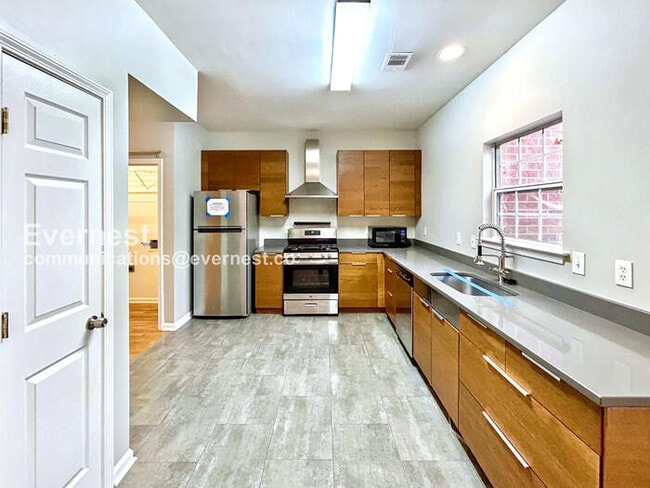 Building Photo - 3 Bed/2.5 Bath Townhome with Fireplace / Available Now!