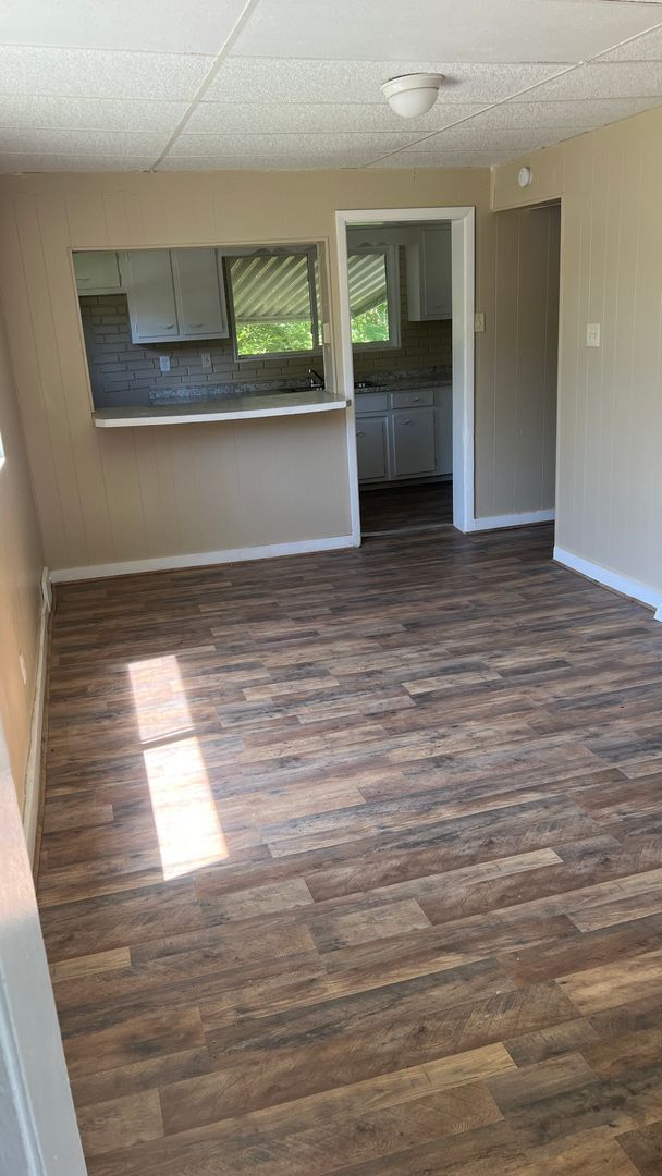 Building Photo - 2 bedroom house available now
