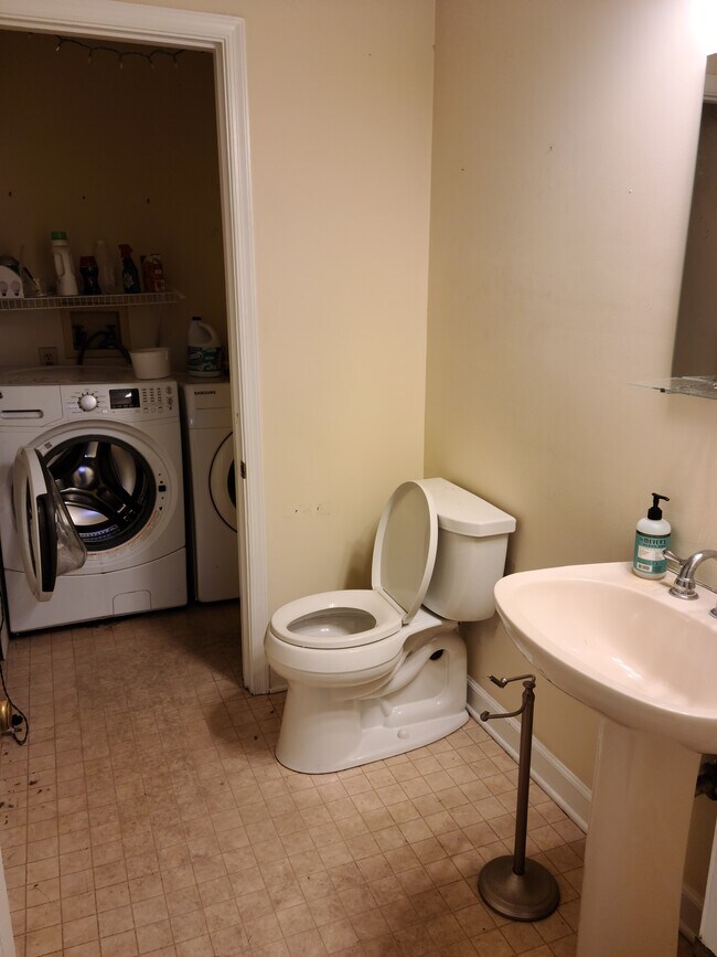 Half-bathroom and laundry room - 25 N New St
