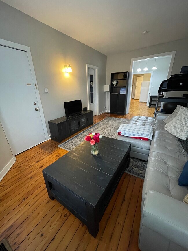 Building Photo - 2314 W Winnemac Ave