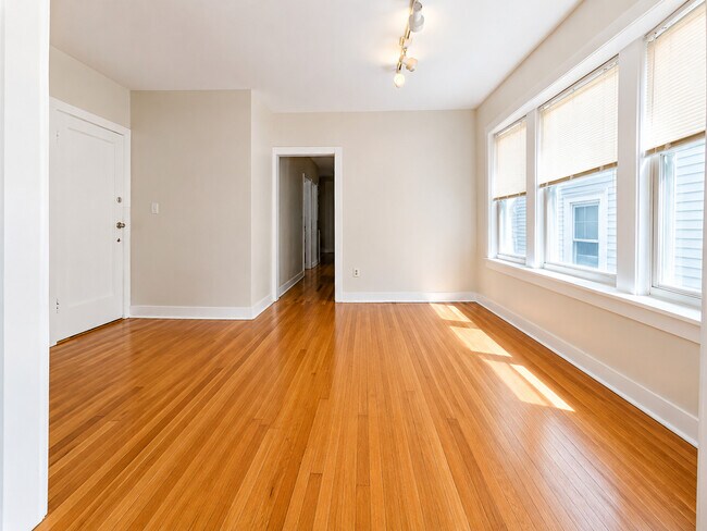 Foto del edificio - 3709 N Bosworth Ave