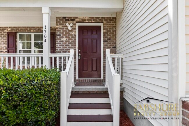 Foto del edificio - 3704 Hinton Grove Pl