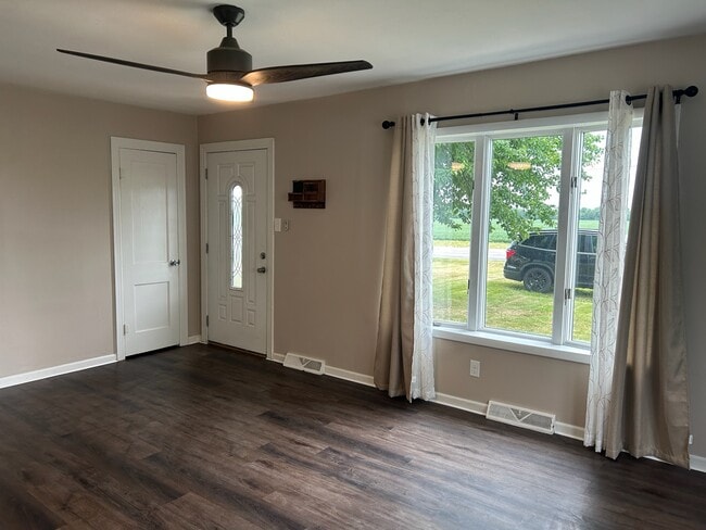 Living room - 626 W State Road 8