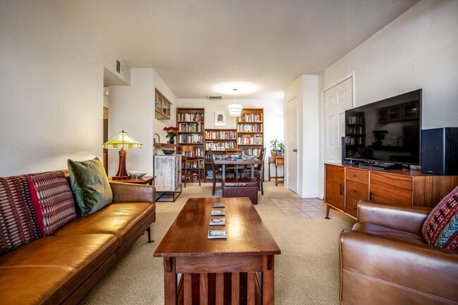 Building Photo - Light-Filled Upstairs Condo in a Prime Loc...