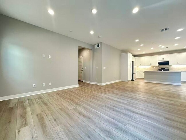 Building Photo - 4 BEDROOM HOME FOR LEASING IN Ontario