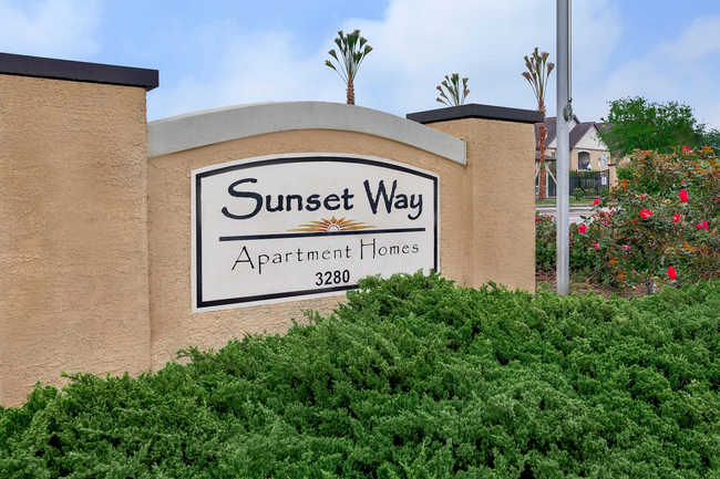 0O7A6642.jpg - Sunset Way Apartments