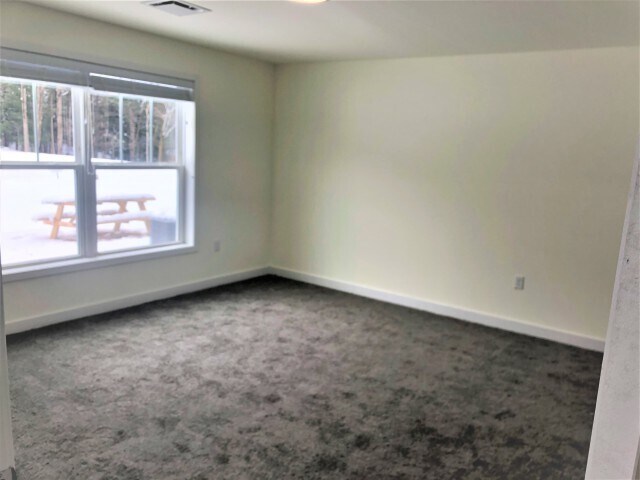 Tu dormitorio principal cuenta con grandes ventanas para la máxima luz natural. - Sunrise Solars Apartments