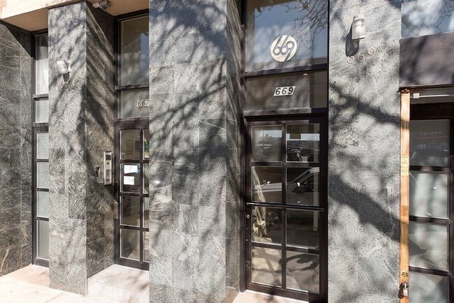 Foto del edificio - 661 Meeker Ave