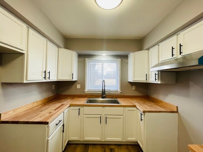 Foto del edificio - 8620-8620 W Villard Ave