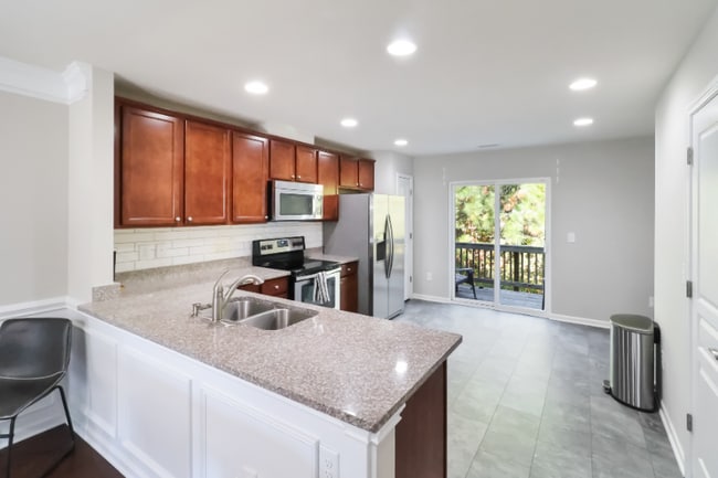 Building Photo - 100 Stratford Lakes Dr