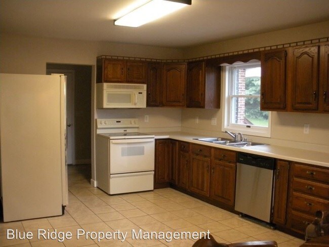 Building Photo - 4 br, 3 bath House - 389 Lakewind Dr. S.