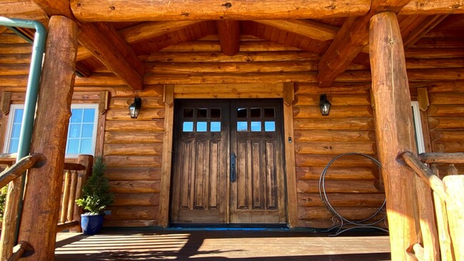 Foto del edificio - Beautifully Crafted Log Home