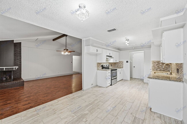 Foto del edificio - 2602 Burningtree Ct