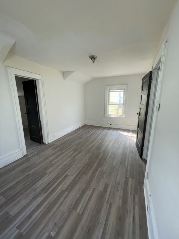 Foto del edificio - 40-39 Gleane Street, Unit 2