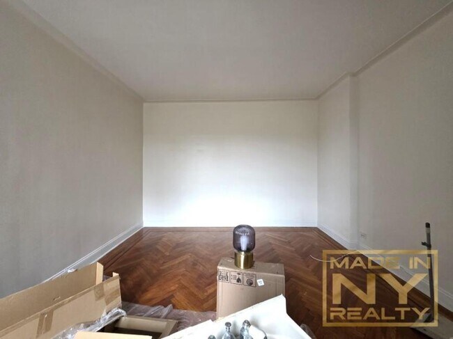 Foto del edificio - 1 bedroom in ASTORIA NY 11102