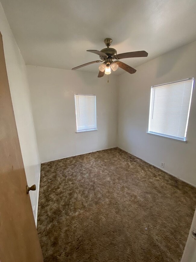 Building Photo - Quiet 2 bedroom 1 bath house in Riverdale