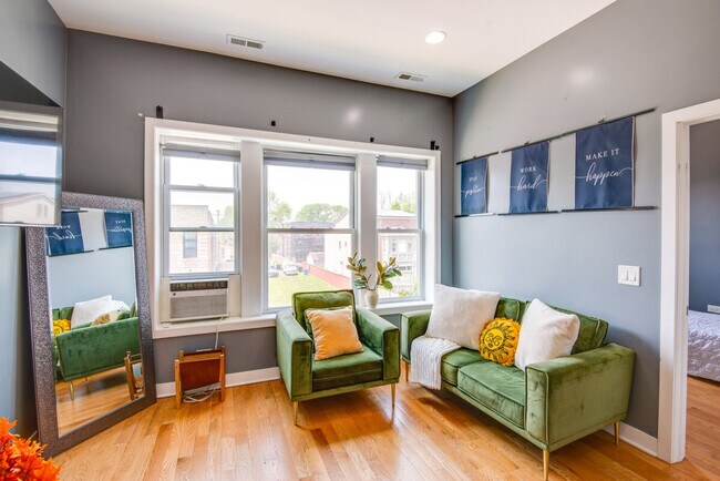 Foto del edificio - 4241 S Langley Ave