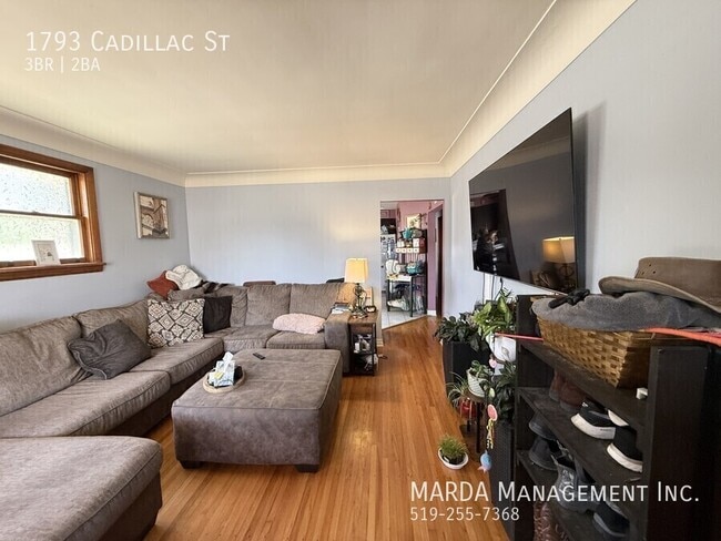 Building Photo - SPACIOUS 3 BED/2 BATH HOME- FINISHED BASEMENT-EAST WINDSOR + UTILITIES