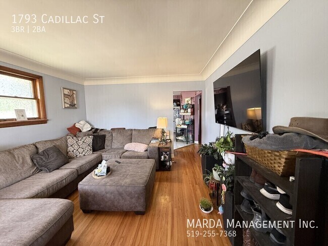 Photo du bâtiment - SPACIOUS 3 BED/2 BATH HOME- FINISHED BASEMENT-EAST WINDSOR + UTILITIES