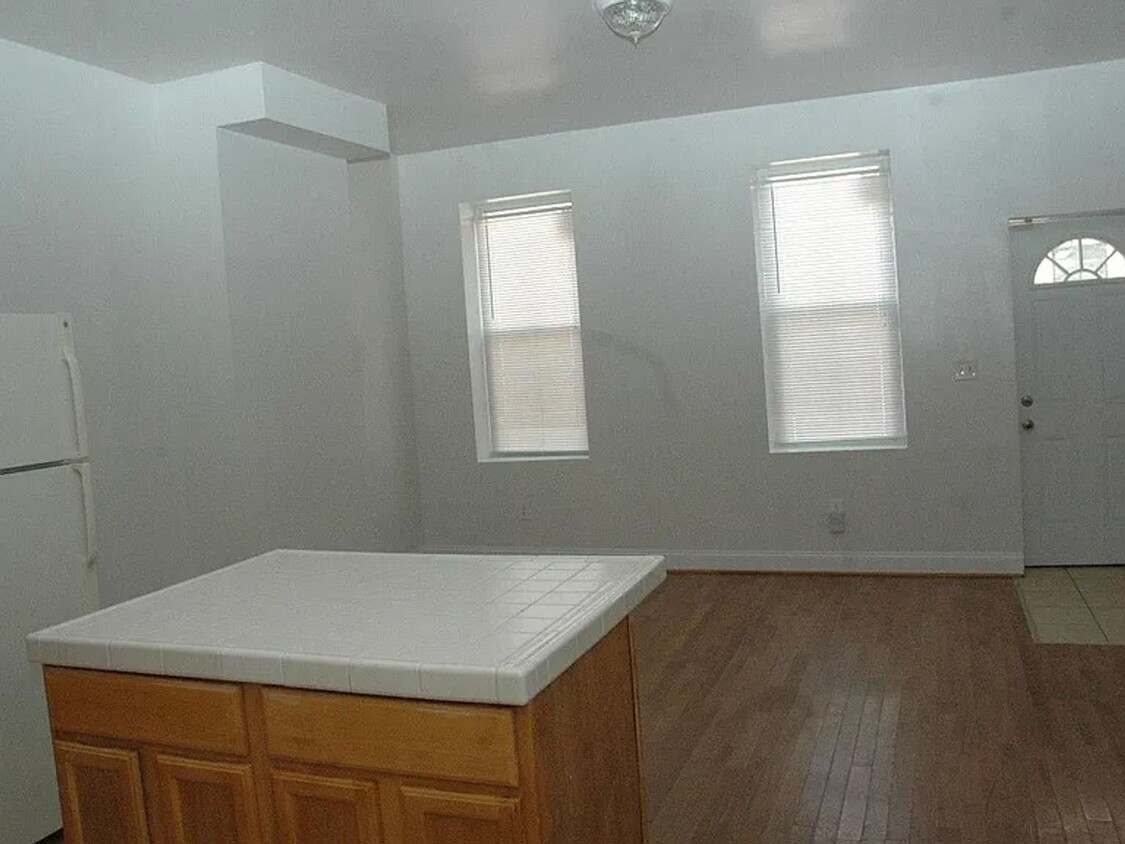 Primary Photo - 4 bedrooms, 2 full bath in the Temple univ...