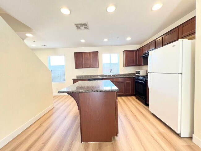 Foto del edificio - Bright & Spacious 3-Bedroom Rental in Hend...