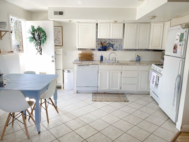 Building Photo - 820 Bourdeaux Dr