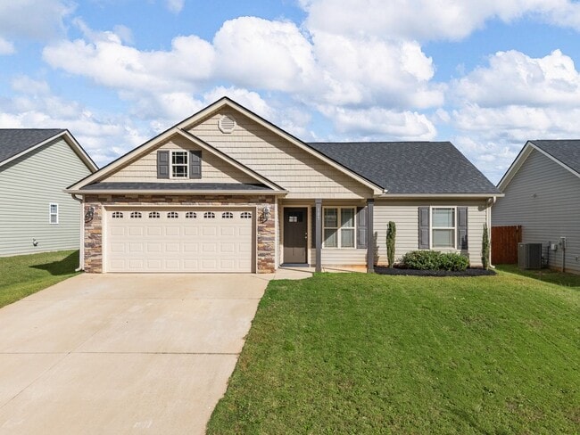 Foto del edificio - 3BR/2BA on a large lot off of Highway 176 ...