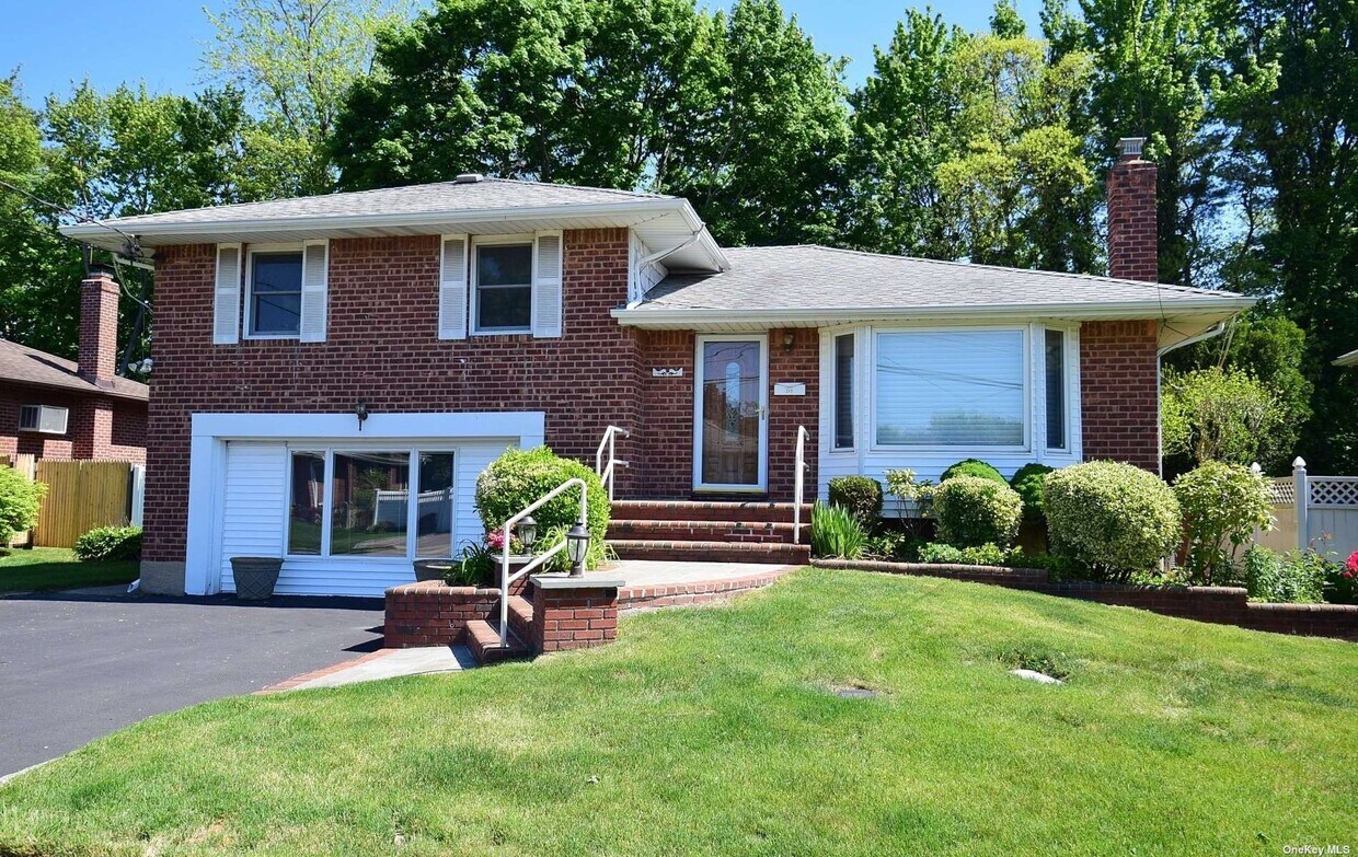 241 Martin Dr, Syosset, NY 11791 House Rental in Syosset, NY