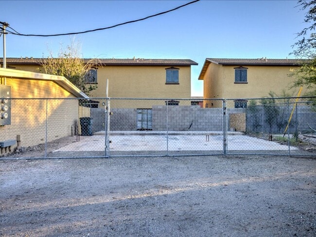 Building Photo - $ 500 OFF FIRST MONTHS RENT!