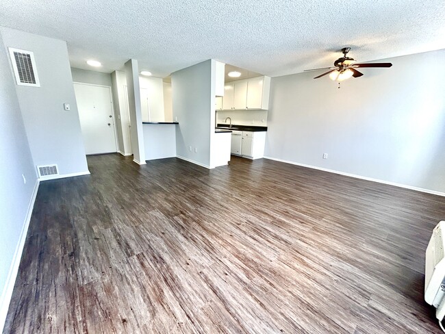 Building Photo - 14033 Burbank Blvd