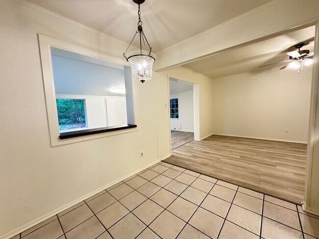 Building Photo - 3 BEDROOM IN BELLAIRE SUBDIVISION!