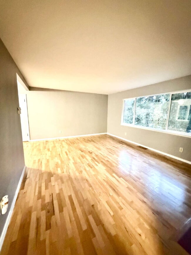 Building Photo - South Burlingame Classic Cottage, Gardners Welcome