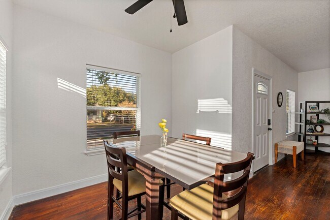 Building Photo - Beautifully Updated 3 bedroom, 2 bath!