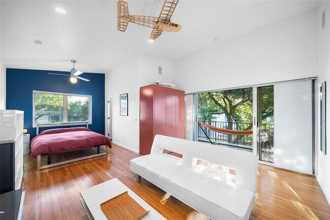 Building Photo - 1017 E 7 1/2 St