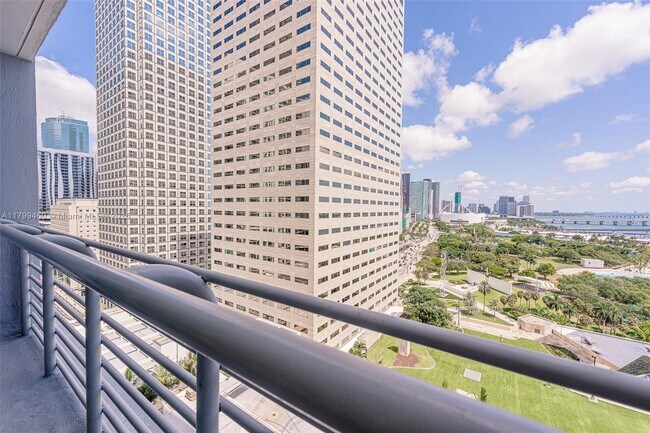 Foto del edificio - 325 S Biscayne Blvd