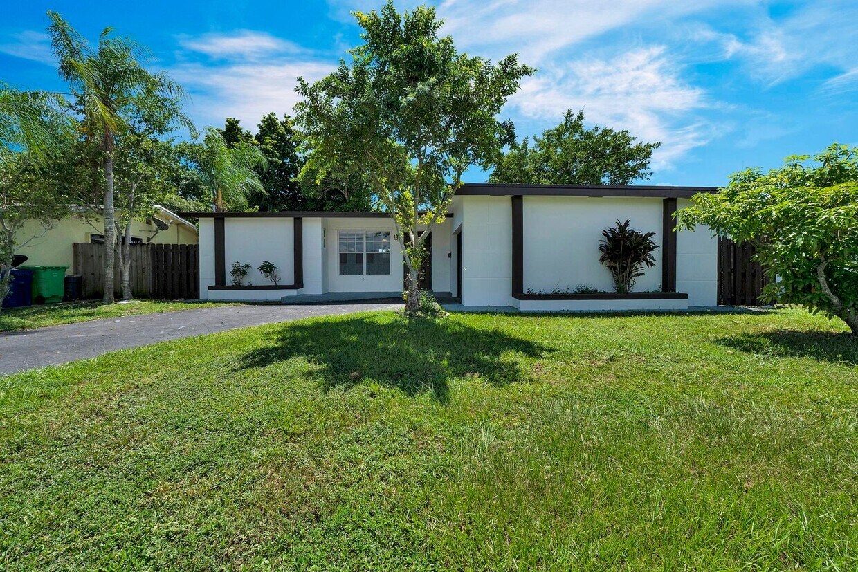 Primary Photo - Sunrise Gem: Updated 2-Bed, 2-Bath with Ga...