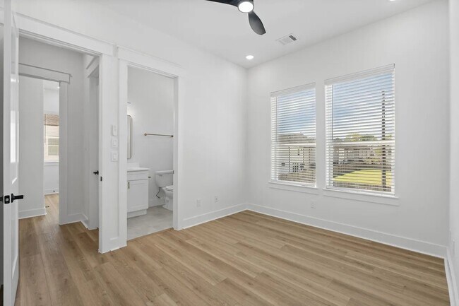 Foto del edificio - 8905 Laverne St