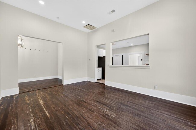 Building Photo - 529 W Clark St