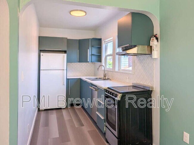 Building Photo - 2218 Hoyt Ave