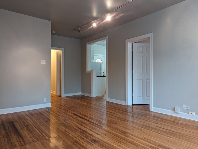Foto del edificio - 3731 N Pine Grove Ave